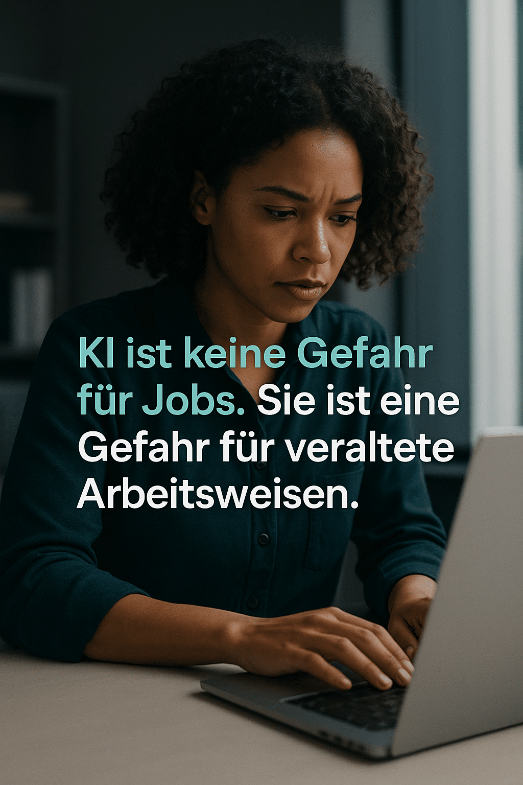 Konzentrierte Frau mit dunklem Lockenhaar arbeitet am Laptop, während neben ihr der Text „KI ist keine Gefahr für Jobs. Sie ist eine Gefahr für veraltete Arbeitsweisen.“ steht – 1080×1350 Pixel im Anthrazit-Türkis-Stil.